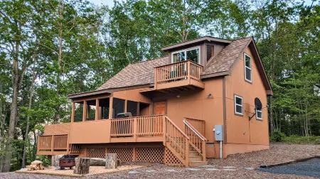 Cozy Cabin with Modern Design and River Access - Charming Retreat