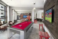 Chic Retreat - Rooftop Deck, Pool, Fitness Center
