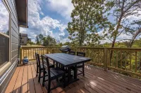 Happy Bear: Wooded Views, Fire-Pit, Game Room & Hot-Tub, Close to Attractions