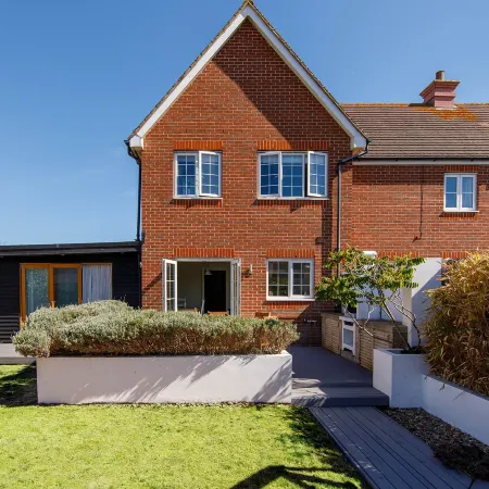 Family Seaside Escape - 5 Mins to Beach