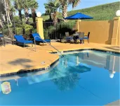 Super 8 by Wyndham Stockbridge - Pools