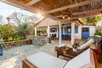 The Blue House Seaside Retreat - Fully Equipped