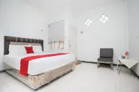RedDoorz near Bundaran Kecil Palangkaraya Hotels in Panarung