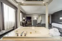 Monte Carlo Inn Brampton - Hot Tub