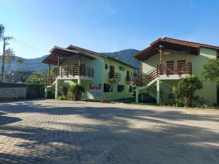 Hotel Kiribati Maresias Отели рядом с достопримечательностью «Camping e Bar do Cacau - Praia de Santiago»