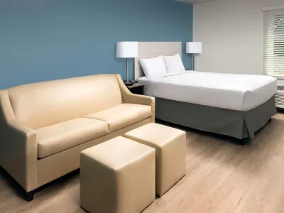 WoodSpring Suites Palm Springs – West Palm Beach Hotels near D & Vic Fashions
