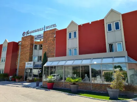 The Originals City Hôtel Marseille Aéroport Отели в г. Жиньяк-ла-Нерт