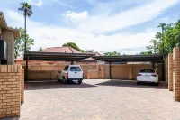 Camelot Guest House & Apartments - parking