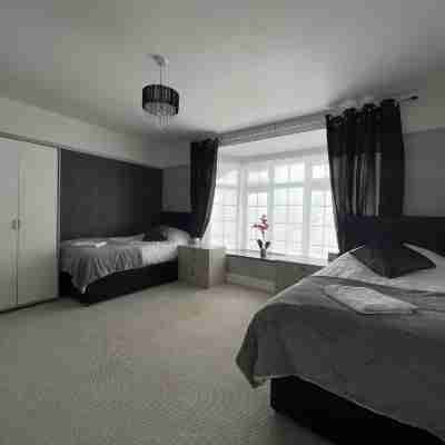 4 Bed House Sleeps 8 - Enclosed Garden - Parking Rooms