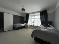 4 Bed House Sleeps 8 - Enclosed Garden - Parking - Park Yeri