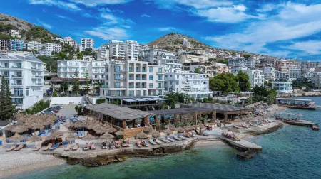 Grand Hotel Saranda Отели рядом с достопримечательностью «Mango Beach»