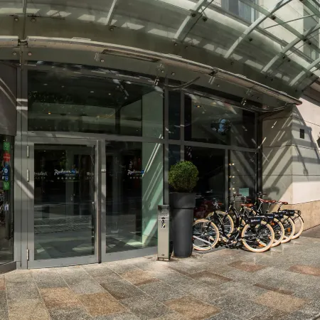 Radisson Blu Hotel, Krakow Отели рядом с достопримечательностью «Галерея Артемис»