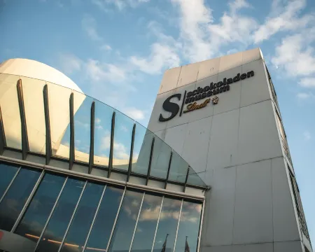 Courtyard by Marriott Cologne Отели рядом с достопримечательностью «Kranhauser im Rheinauhafen»