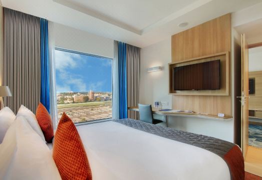 2. 홀리데이 인 익..