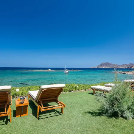 Niki Savvas Studio & Suites