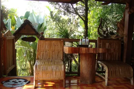 Baan Suan Jantra Home Stay Отели рядом с достопримечательностью «Белый храм Ват Ронг Кхун»