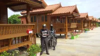 Bank Resort Hotels in Sankhaburi