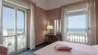 Hotel Esplanade Hotel dekat Beato Nunzio Sulprizio Operaio
