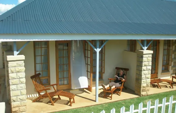 砂巖變色龍旅館