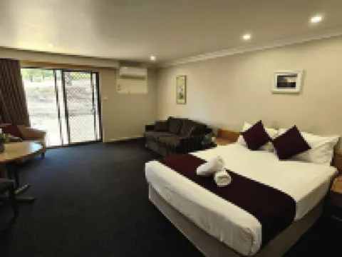 Hilltops Retreat Motor Inn Hotels in Young