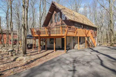 Hot Tub Sauna Deck Firepit Beach Access Near Skiing Grateful Escape by AvantStay โรงแรมใน