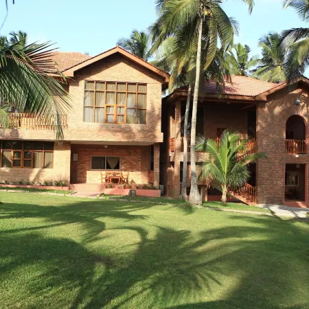 Coconut Grove Beach Resort Отели в г. Элмина