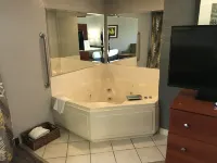 AmericInn by Wyndham Ankeny/Des Moines - Hot Tub