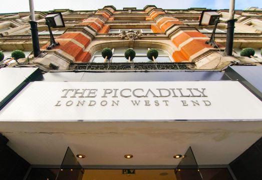 현대적인 호텔 객실 내부