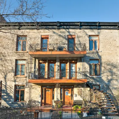 Accueil Chez Francois Hotels near La Fontaine Park