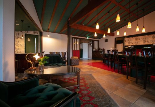 온천수의 따뜻한 김이 모락모락 피어오르는 장면