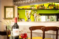 Ashley Hotel - bar