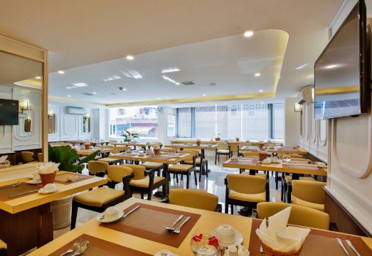 알루나 호텔 조식 뷔페 장면