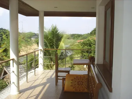 Ban Rim Nam Riverside Resort Отели рядом с достопримечательностью «Wat Tha NAO»