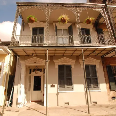 Inn on St. Ann, a French Quarter Guest Houses Property Отели рядом с достопримечательностью «Кафе Du Monde»