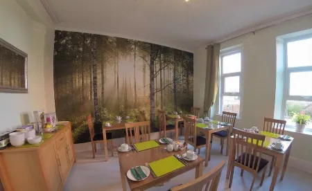 Ambassador Guest House Bed and Breakfast Отели в г. Пейнтон