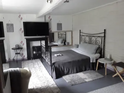 Le Chanteraine Hotels in Anhee