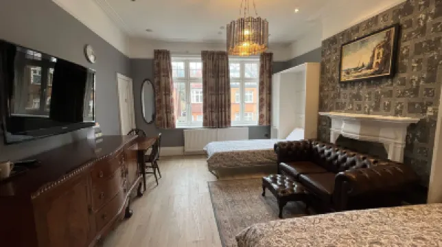 Charlotte Guest House Hotels near Hampstead