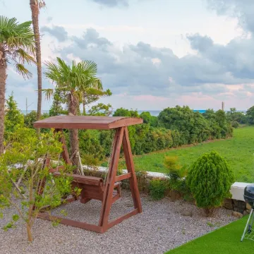 Jeju Stay Eden Dokche Poolvila Pension Отели рядом с достопримечательностью «Тематический парк Sunrise Lands»