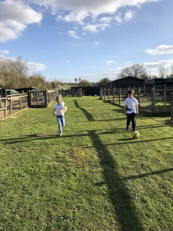 Willow Court Farm Studio West & Petting Farm, 8 Mins to Legoland & Windsor, 15 Mins to Lapland UK Отели рядом с достопримечательностью «Dramatica»