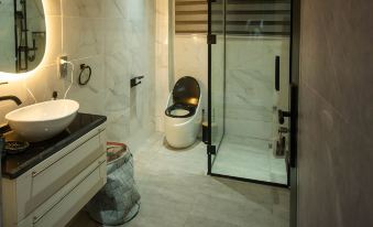 Luxury two bedroom fully furnished wifi and tv