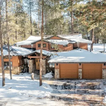 Base Camp by AvantStay Magical Cabin w Sauna Hot Tub Close to Snow Golf