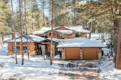 Base Camp by AvantStay Magical Cabin w Sauna Hot Tub Close to Snow Golf