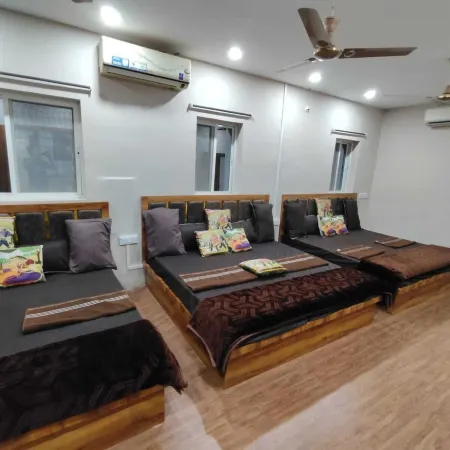 Hotel Shree Kedarnath in Front of Railway Station Platform No 8