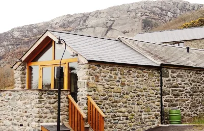 A Sea and Mountain Panorama from this charming stone barn Các khách sạn ở 