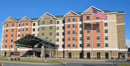 Staybridge Suites Albany Wolf RD-Colonie Center Отели в г. Колони