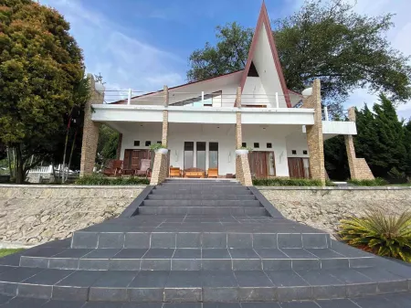 Toba Retreat Mansion and Villas Отели в г. Samosir Regency
