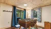 King Bed Fireplace Hot Tub Foos Ball Отели в г. Севьервилл