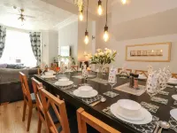 7-Bed Beachside Retreat - Sleeps 14 & Pet Friendly Hotel a 