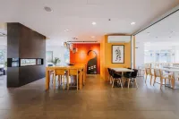 Le Dauphin Montréal-Longueuil Hotel a Longueuil