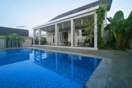 A&T House Sukabumi Отели в г. Sukaraja